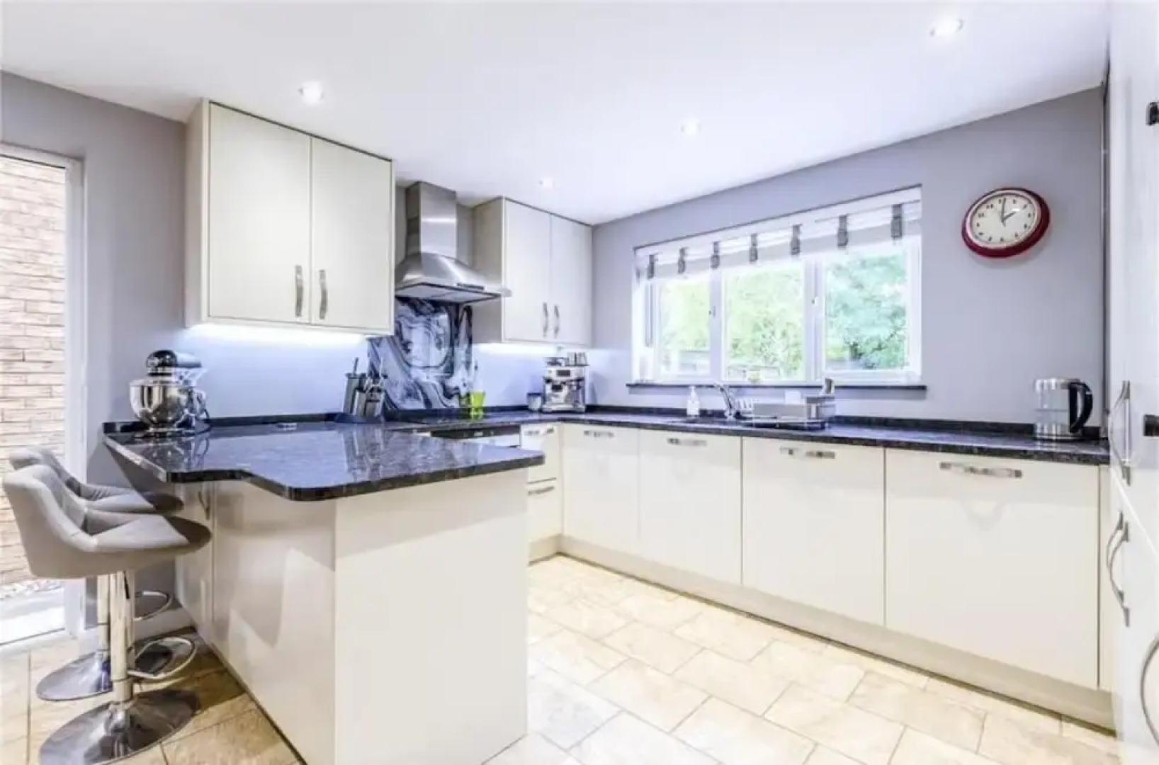 Homely 4 Bedroom House Addlestone