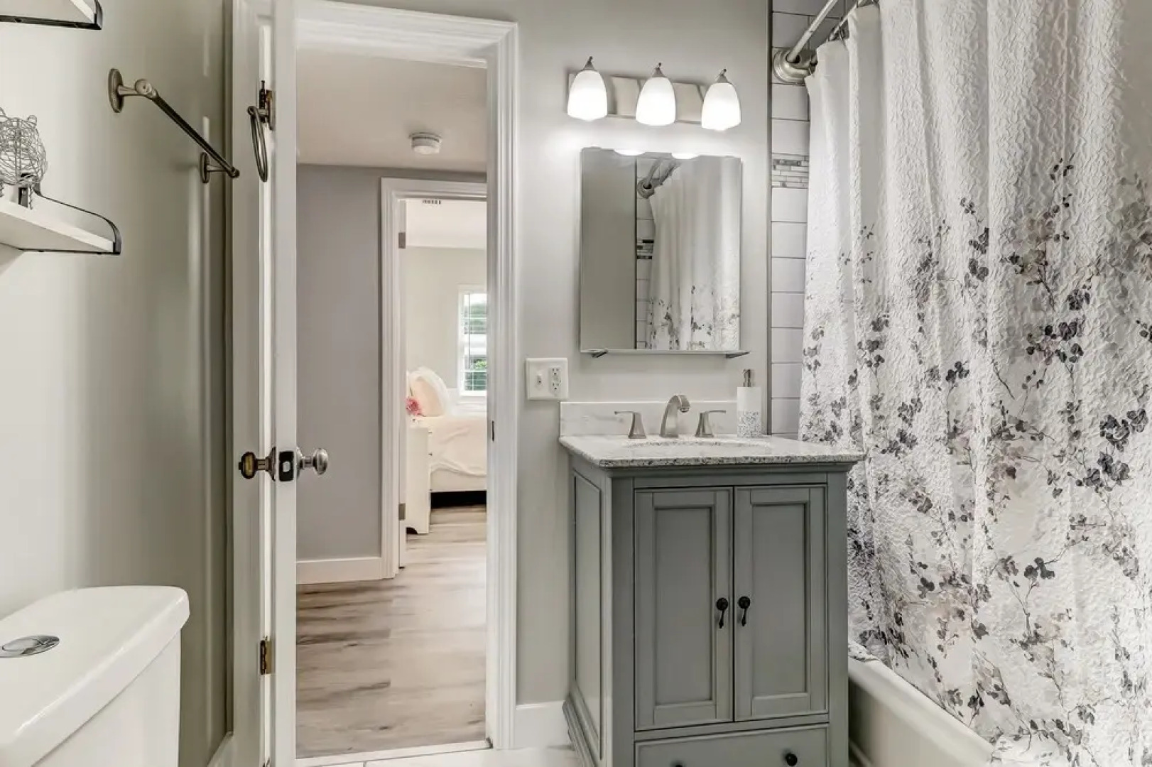 Private Pool Oasis, Walking Distance to the Beach