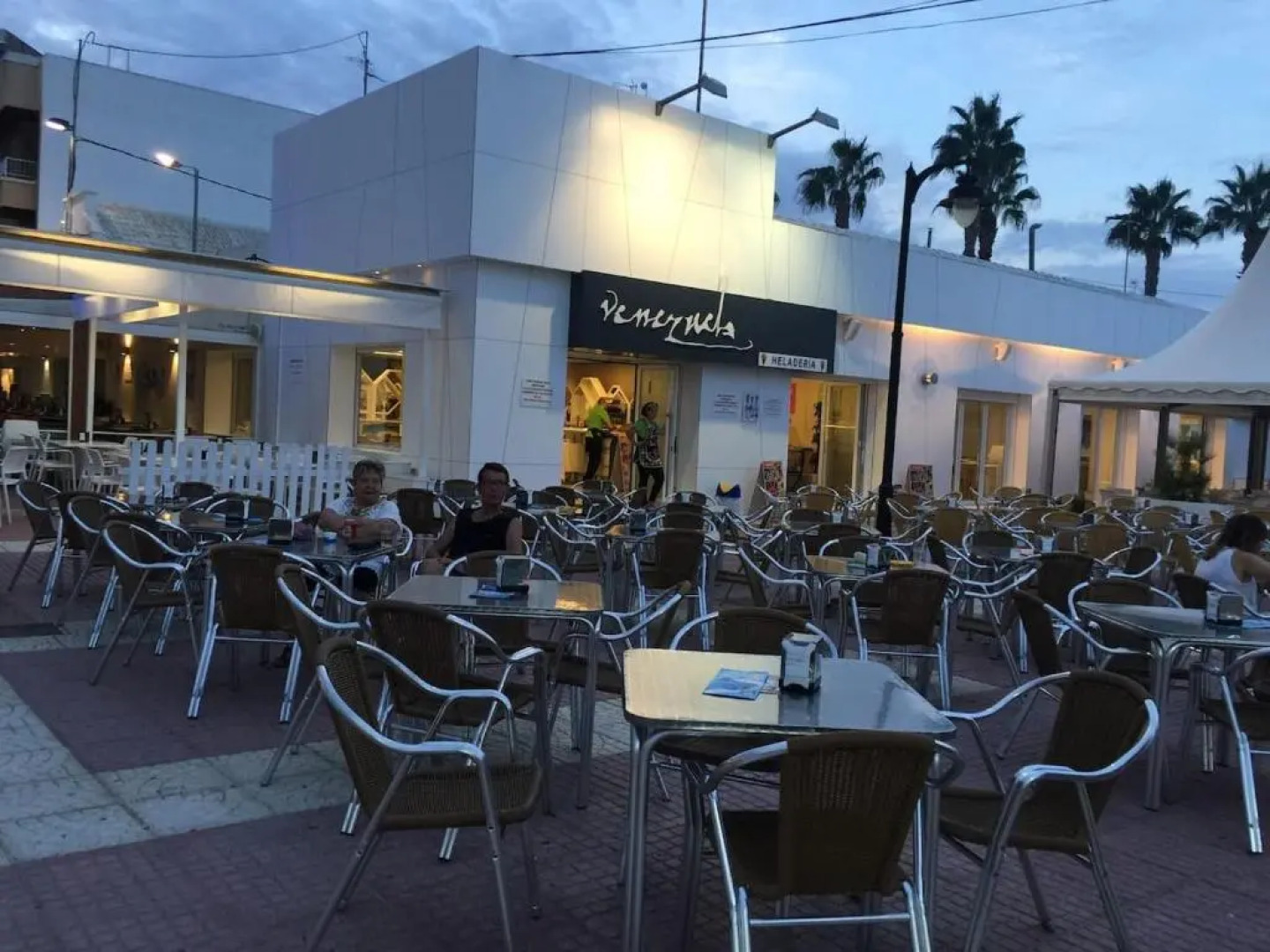 New Modern Immaculate 2 Bed 6 guestApartment Bobby