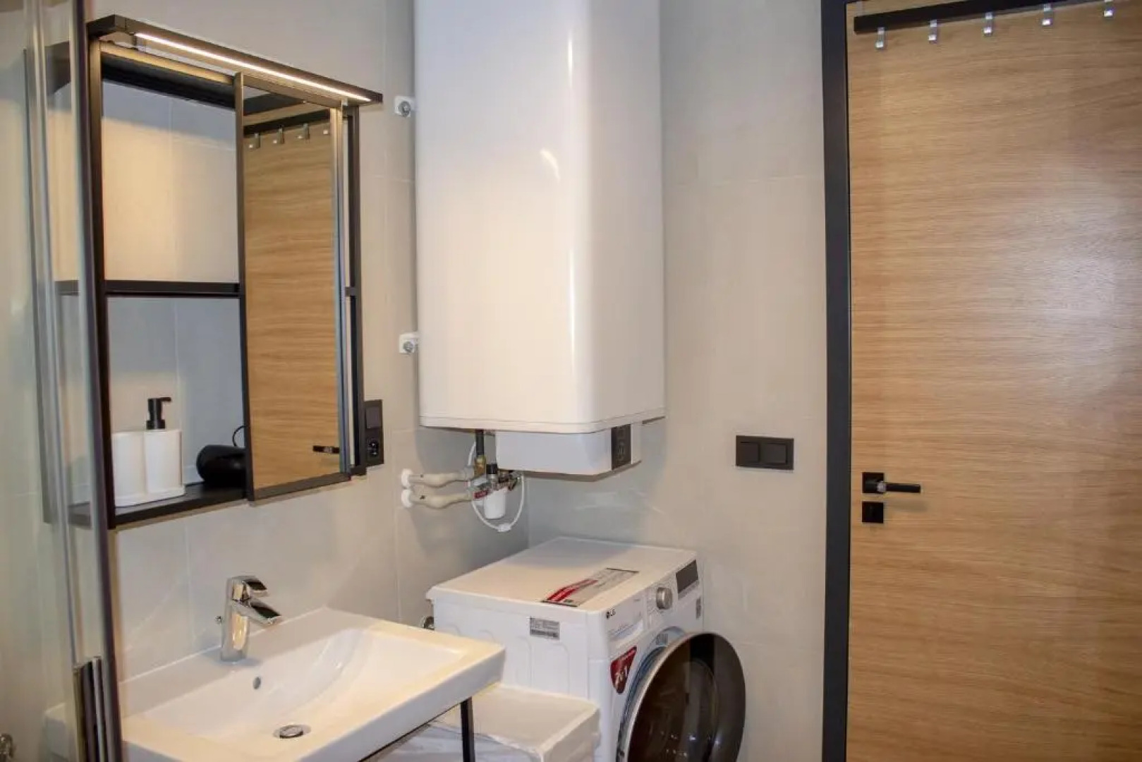 Enjoy Harrachov - Atraktivní slunný klimatizovaný apartmán 14 v centru Harrachova se saunou, parkováním s wallboxem EV, Wifi, herní konzolí, počítačem s win 10, Netflix a jedinečným výhledem na Čertovu horu se skokanskými můstky