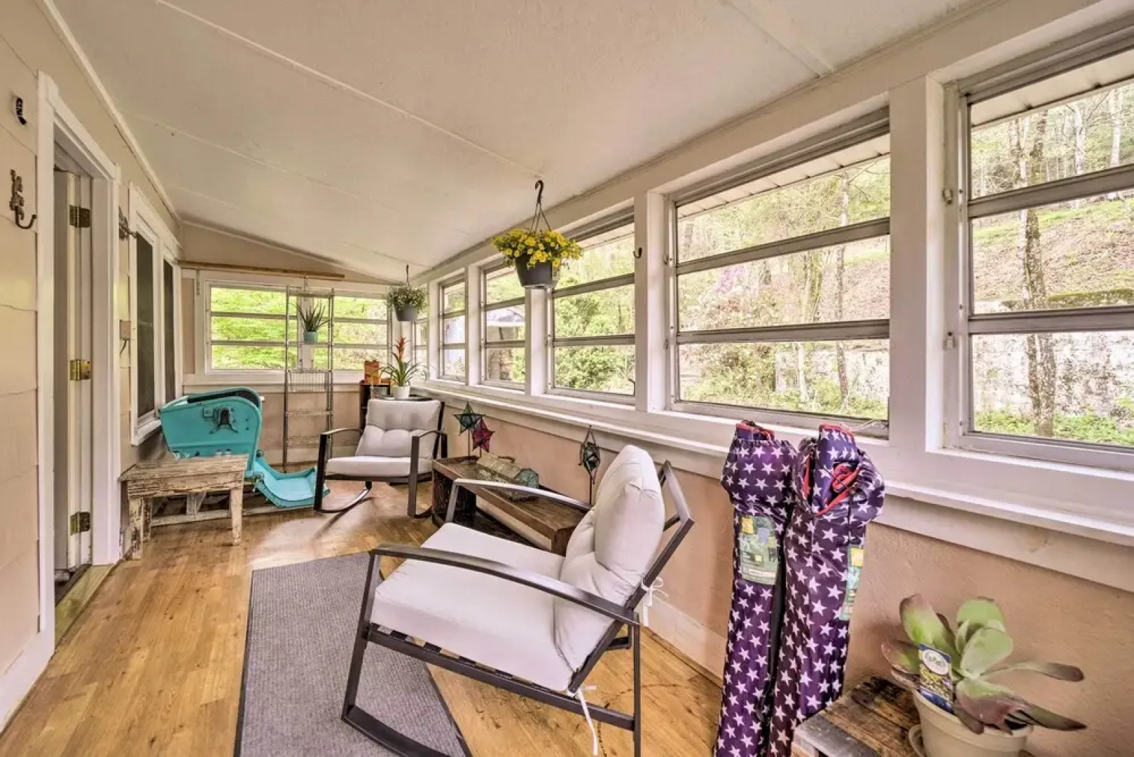 Cozy Wooded Retreat: 2 Mi to Dtwn Brevard!