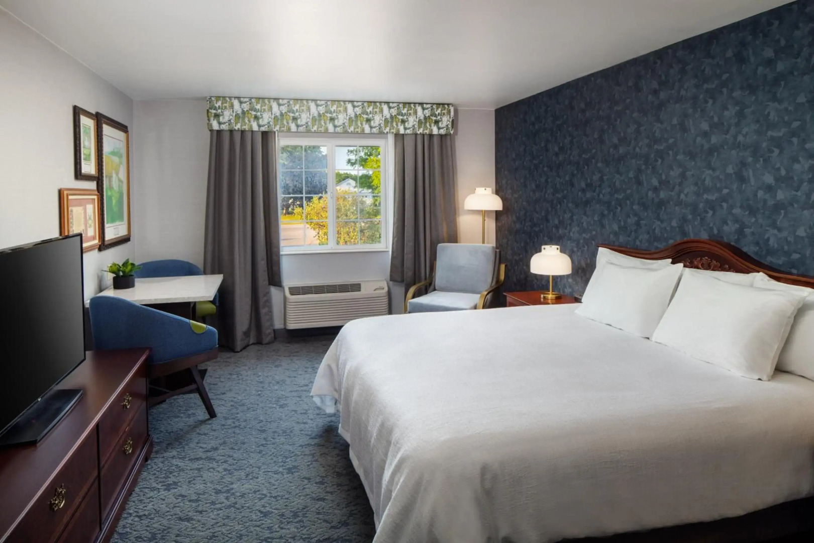 Irish Cottage Inn & Suites