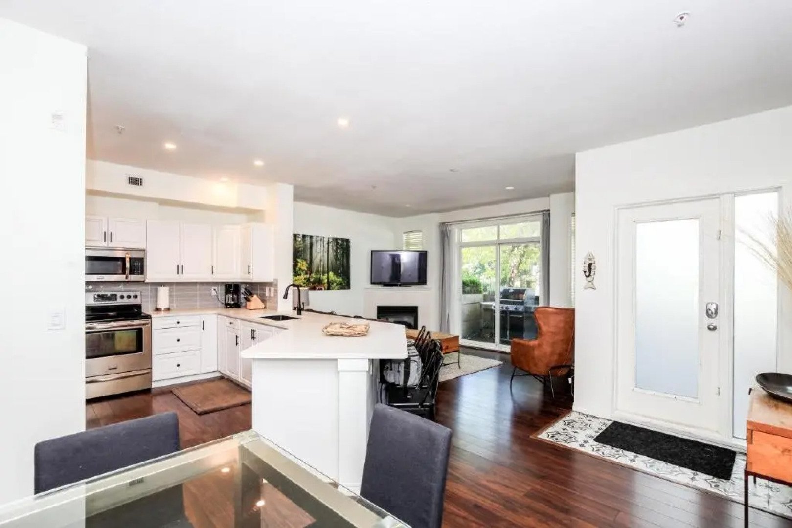 Discovery Bay Resort by Kelowna Resort Acc. - 80+ suites available