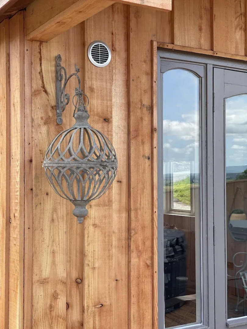 Cosy Lodge With Private Hot Tub in Tottergill Farm