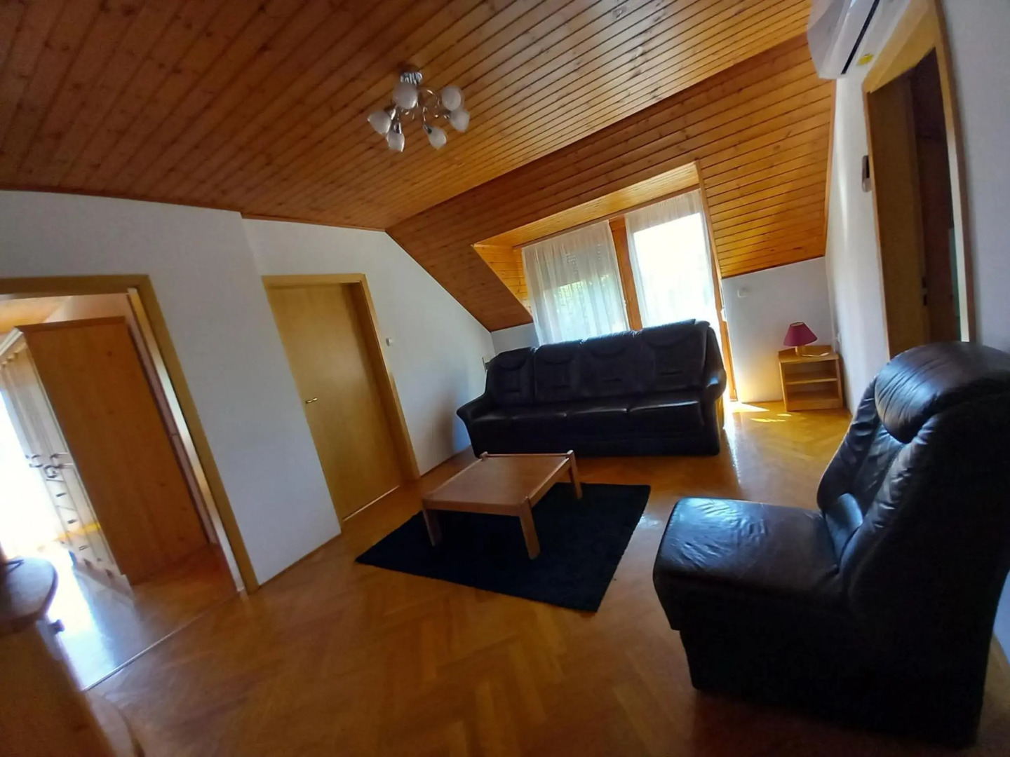 14 férőhelyes ház saját stéggel, játszótérrel Balatonfenyvesen vízparti utcában