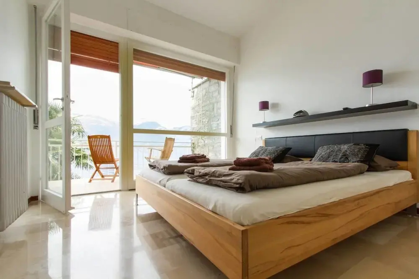 Stunning Lakeside Villa With Direct Lake Access, Mooring, Near Restaurant, Wifi, BBQ