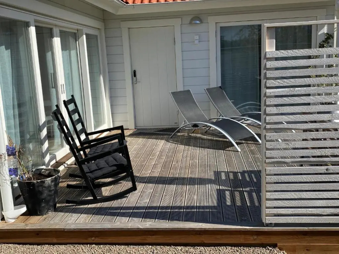 Två gästhus vid hav och strand