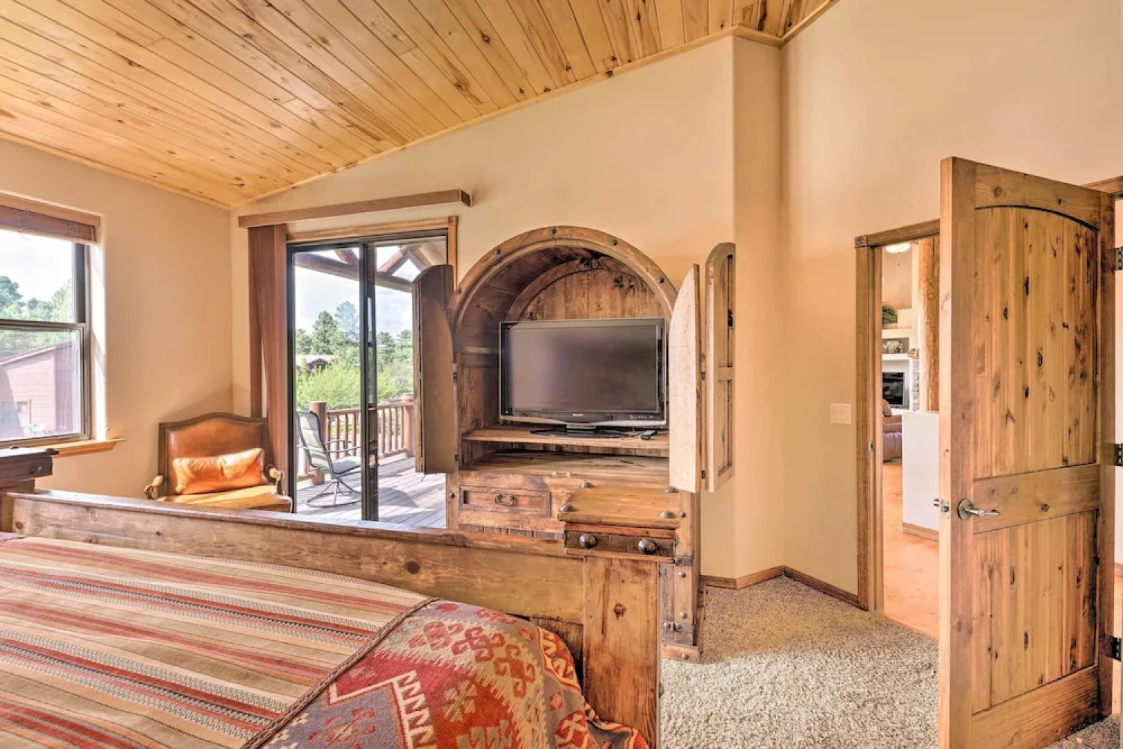 Unwind Fireside: Dog-friendly Show Low Townhome!