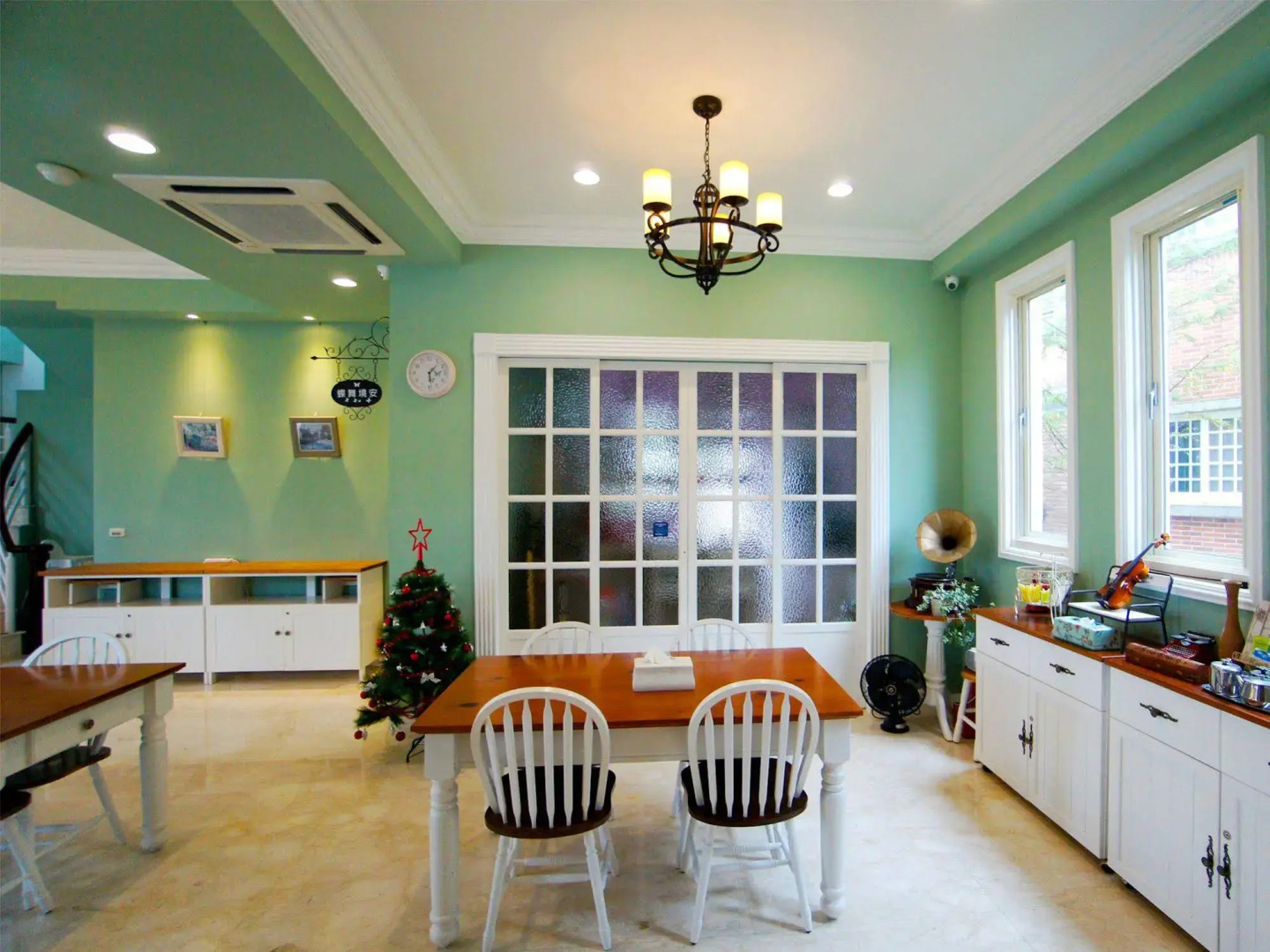 Dancing Butterfly Slide Family Inn