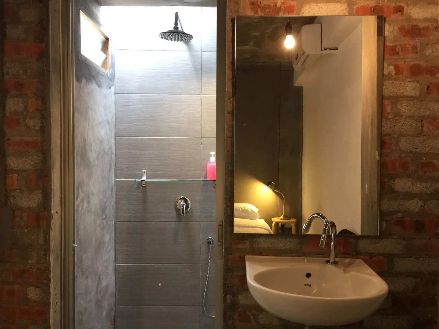 The Frame Guesthouse - Hostel