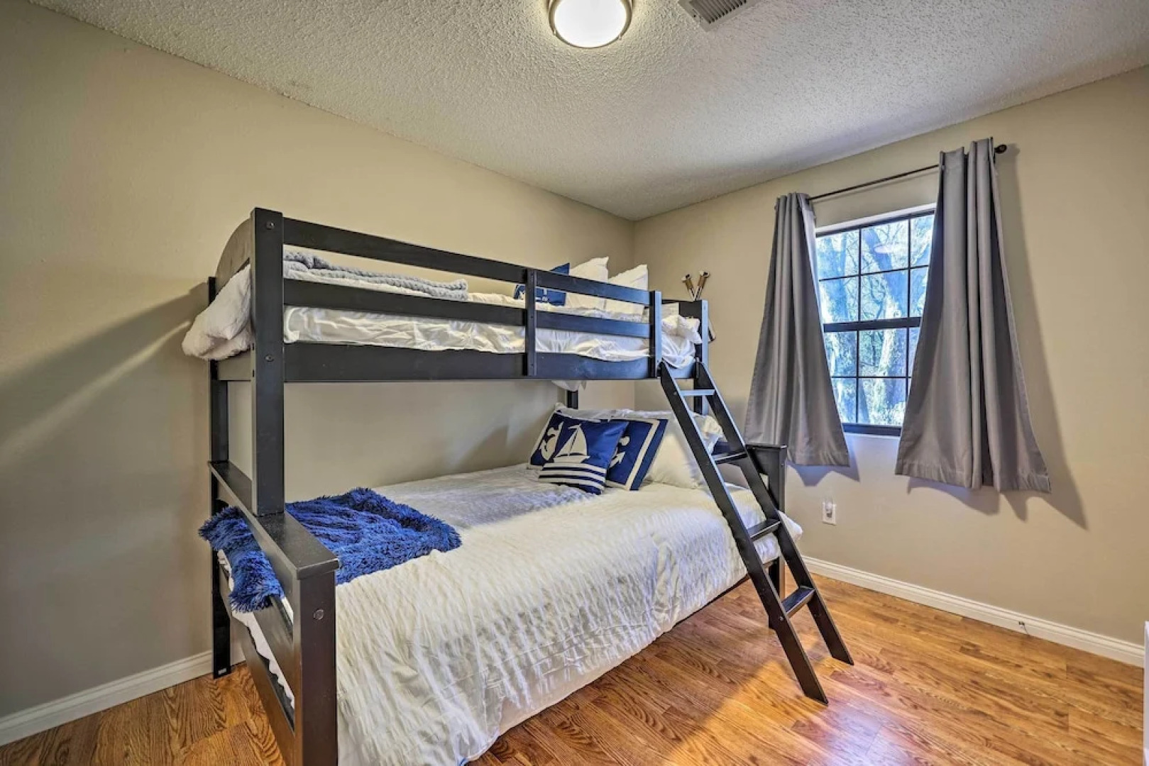 Cozy Beaver Lake Cabin w/ Waterfront View & Kayaks