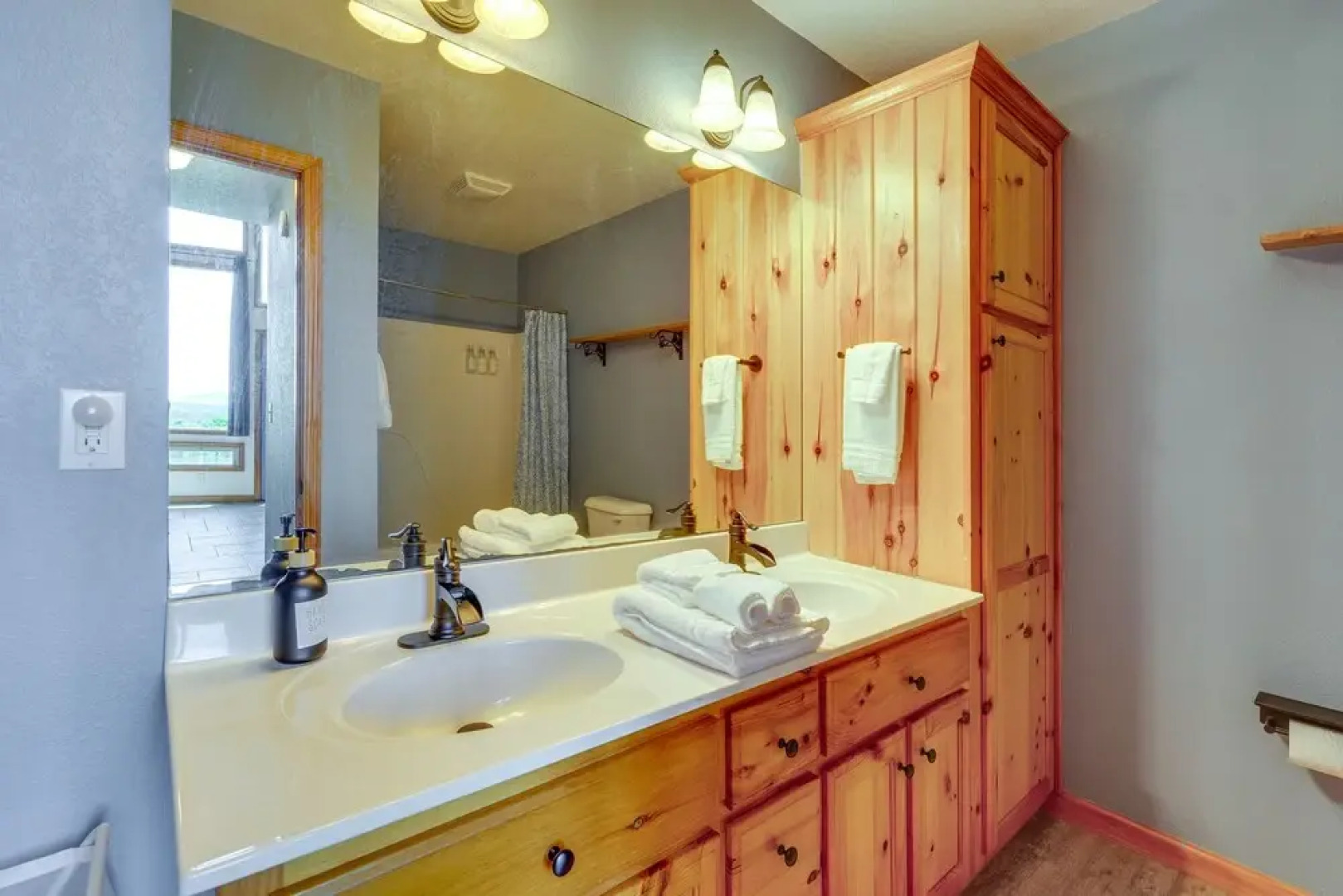 Cozy Murphy Cabin Retreat: Hot Tub & Mtn Views!