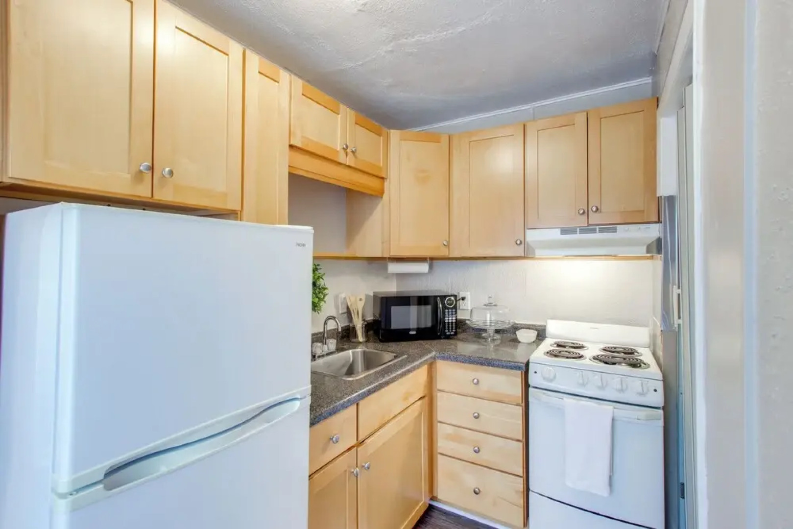 Home Near Kinnick, UI Health & Amish Country