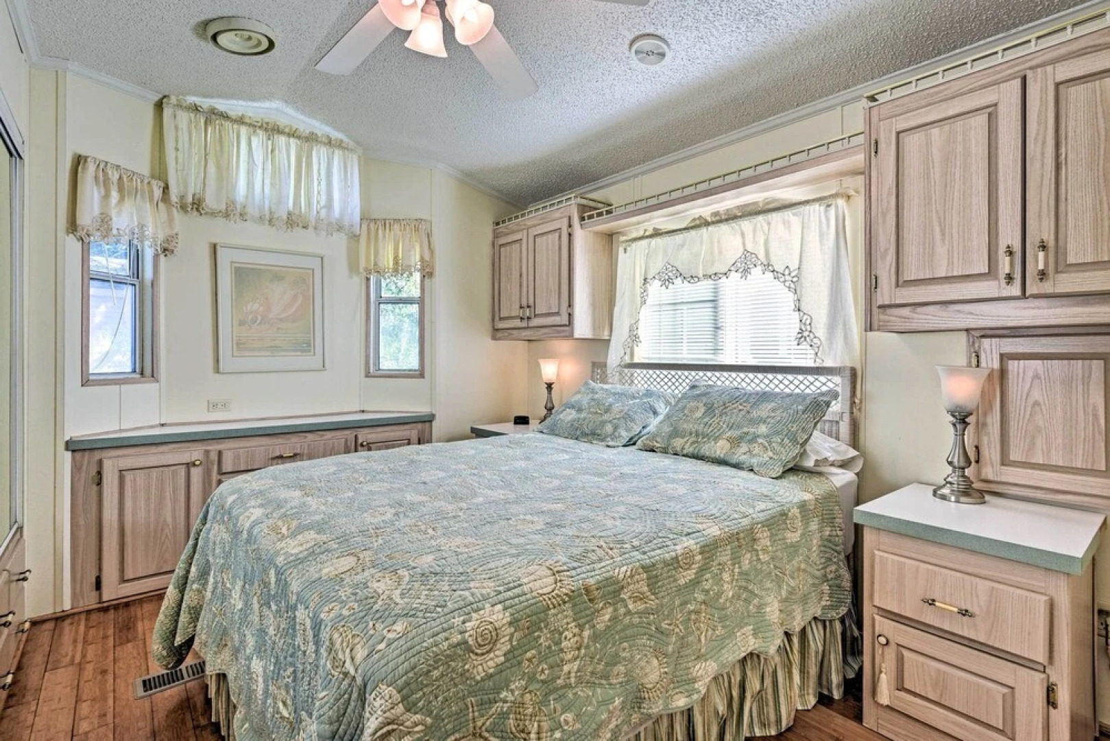 Bright Home: Pool Access & Screened-in Porch!