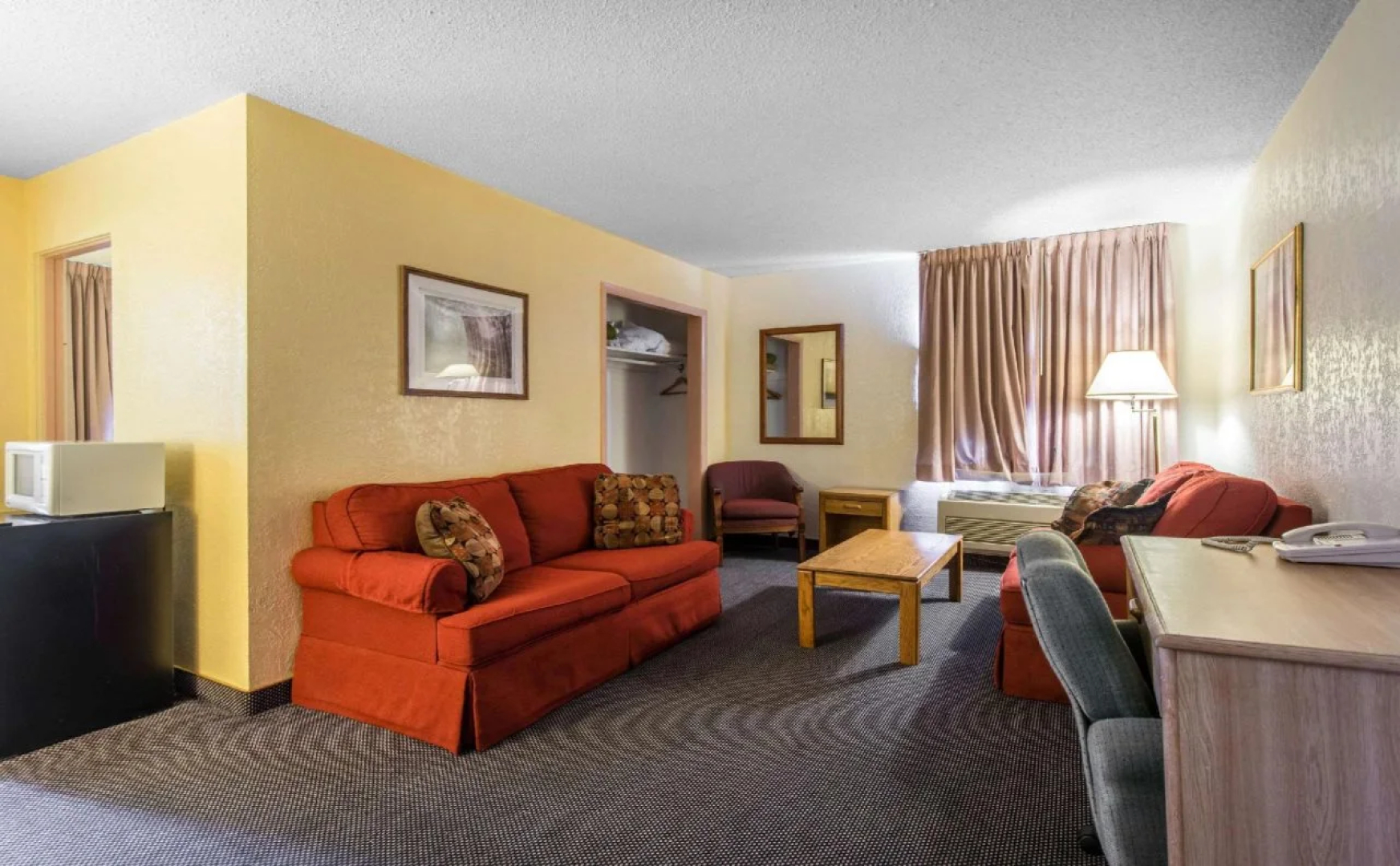 Rodeway Inn & Suites