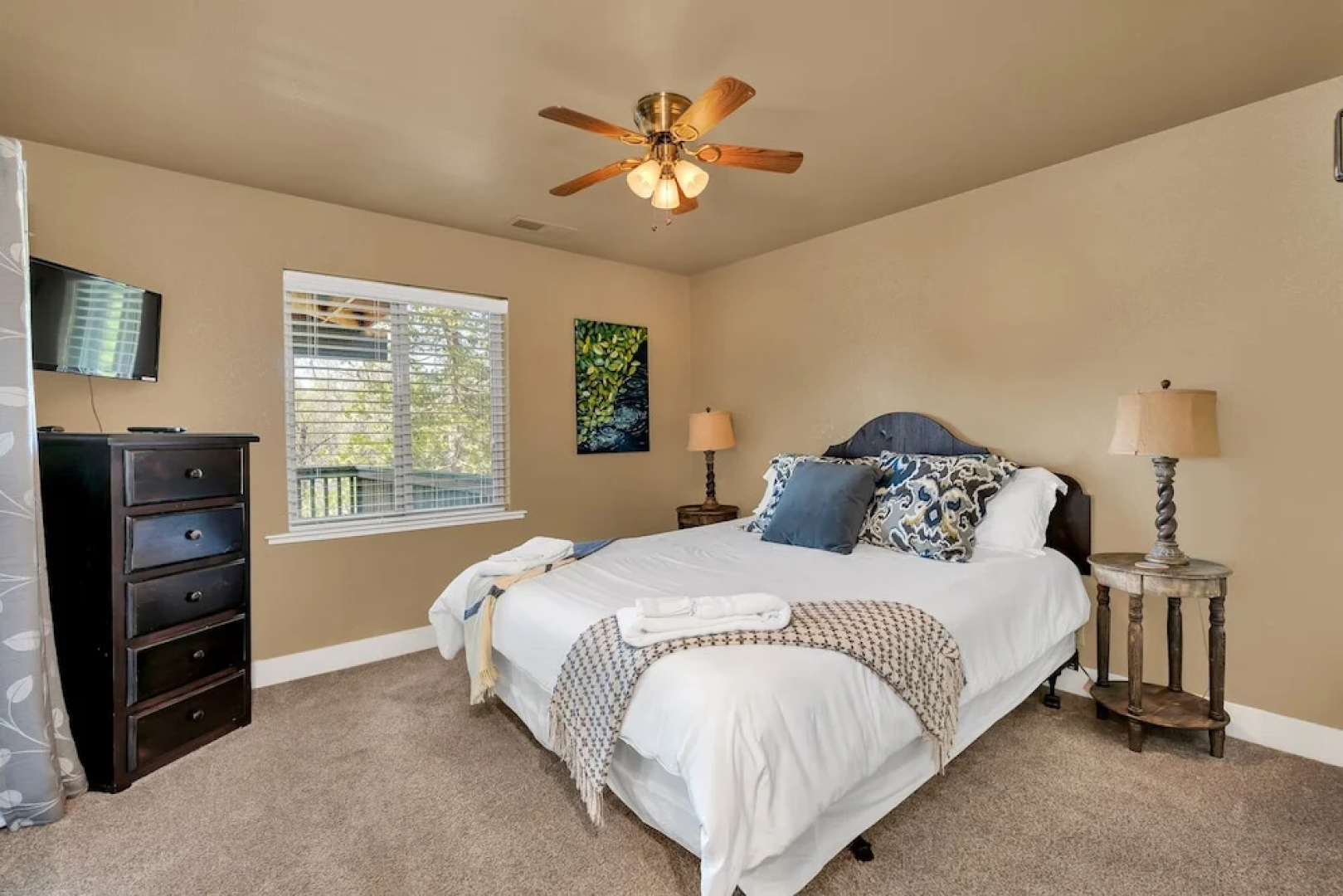 Bass Lake Beauty! 4 BDR Sleeps 16, Lakefront Views