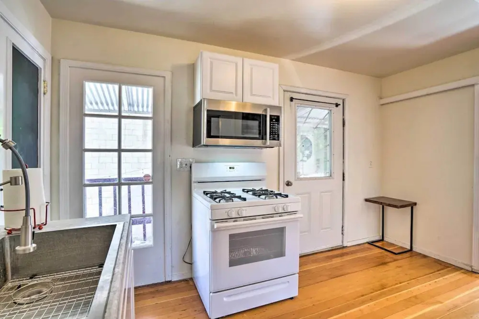 \sun-dappled Retreat: Walk to Restaurants!