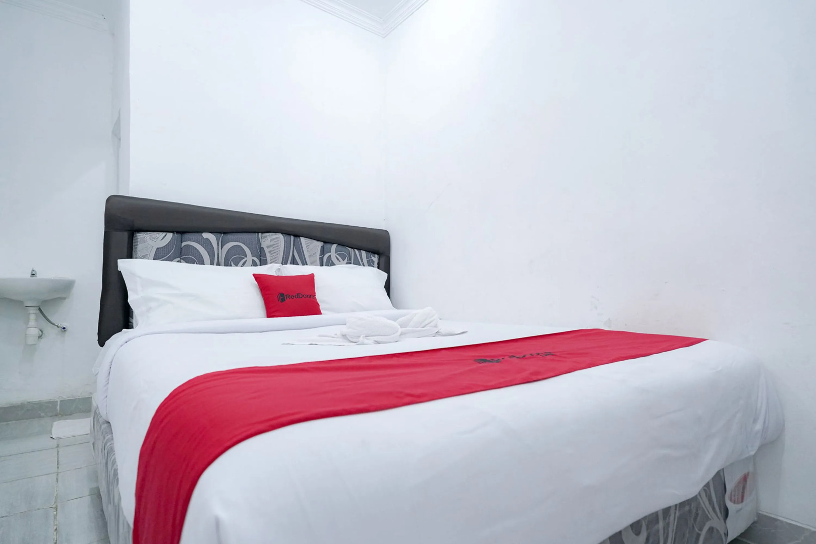 RedDoorz Syariah near Exit Toll Puncak