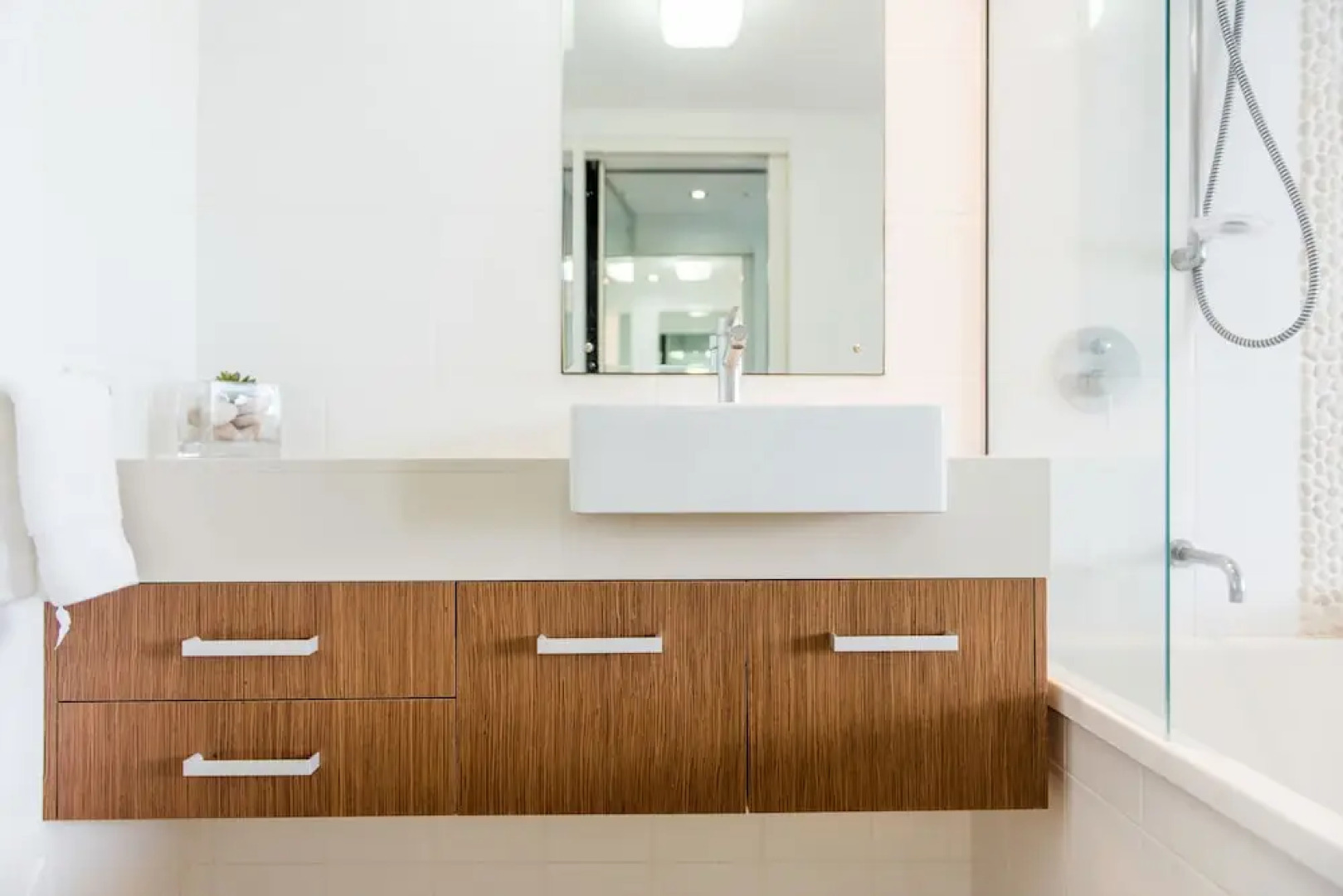 Airlie Searene Apartments