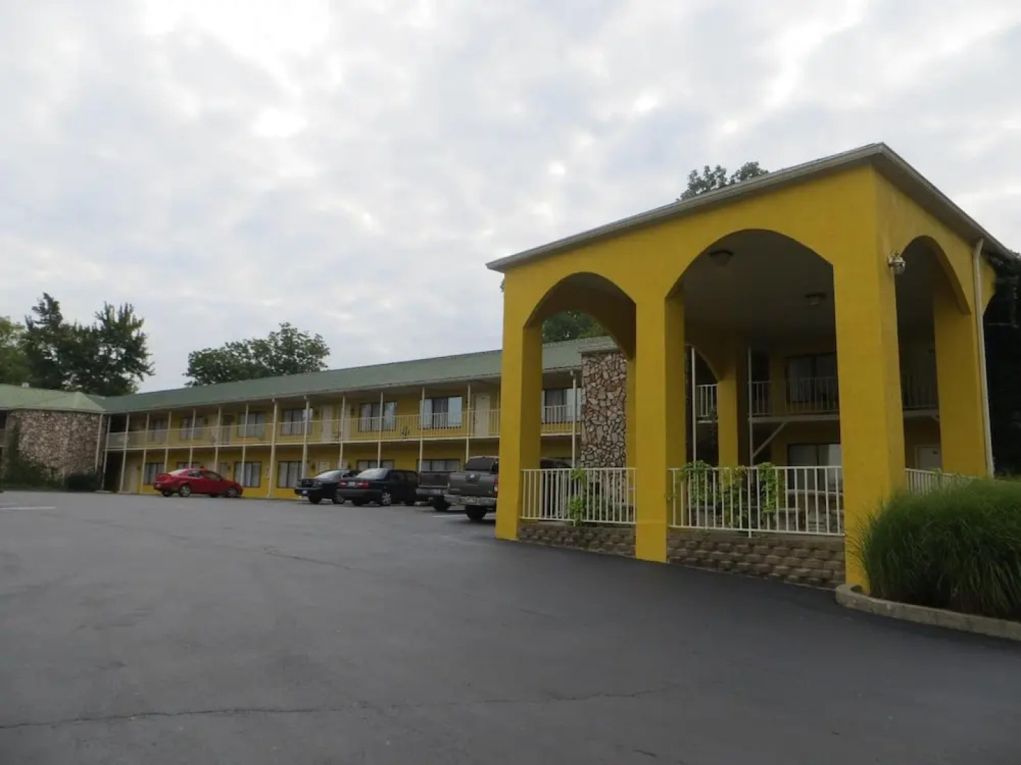 Golden Manor Inn & Suites