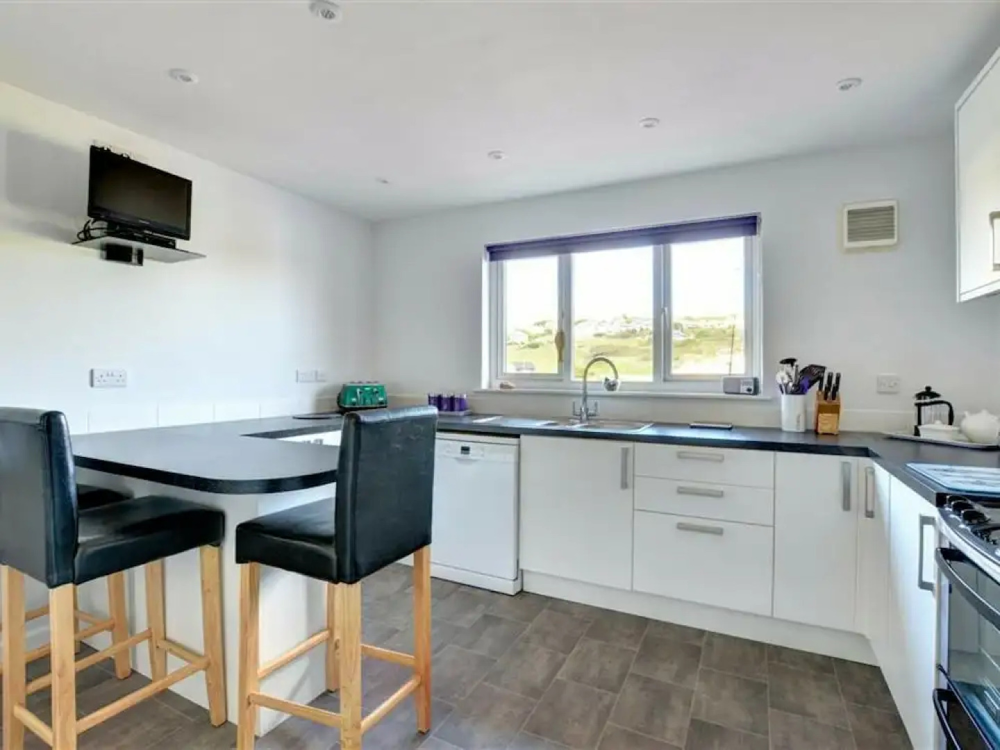 Beautiful Holiday Home in Mawgan Porth With Garden