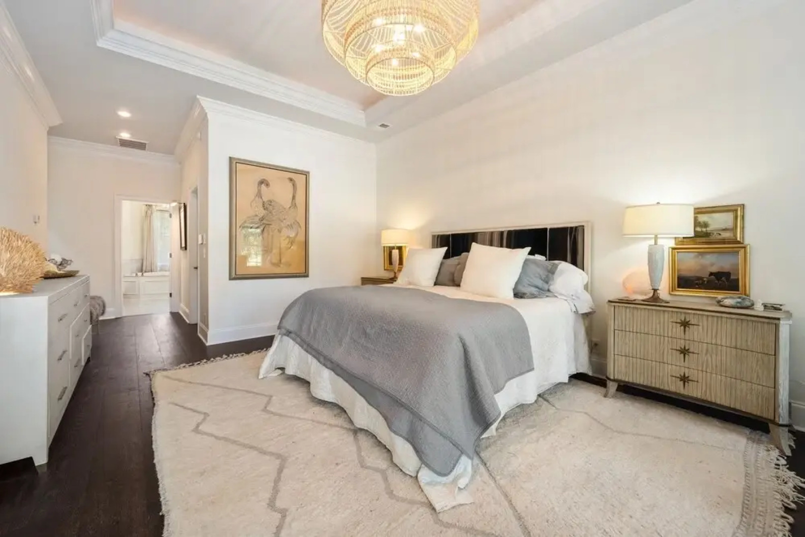 4 bedroom, 4.5 bath overlooking the pond, private pool! The White House 4 Home