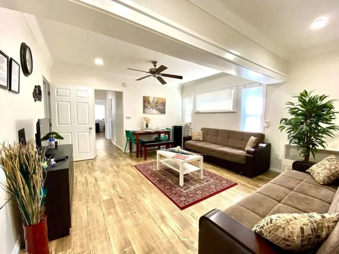 10 Min To The Beach! Perfect For A Family Or Friend Group. Self Check-in & Recently Renovated 2 Bedroom Apts by RedAwning