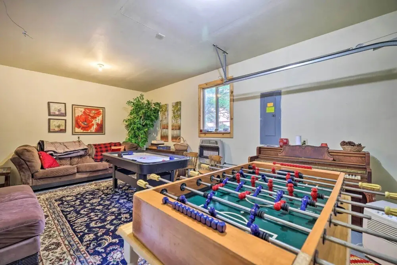 Game Room & Kayaks: Lakefront Poconos Home!