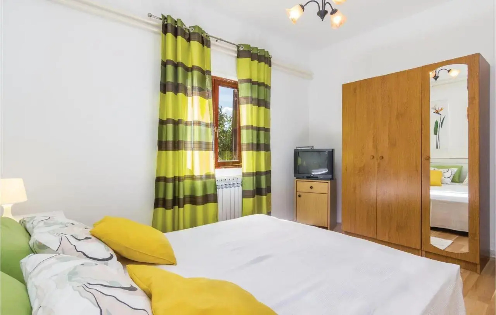 Three-Bedroom Holiday home Krsan with an Outdoor Swimming Pool 07