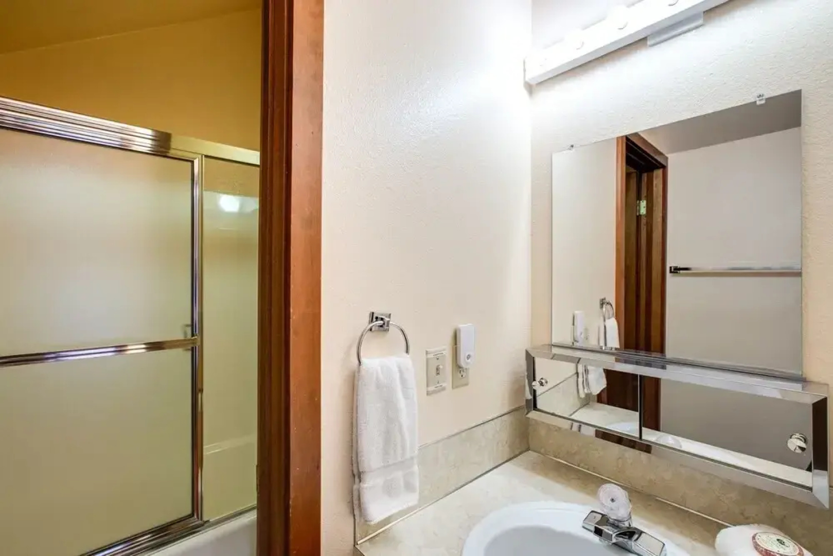 85sw - Fireplace - Washer/dryer - Dishwasher - Sleeps 4 2 Bedroom Home by RedAwning