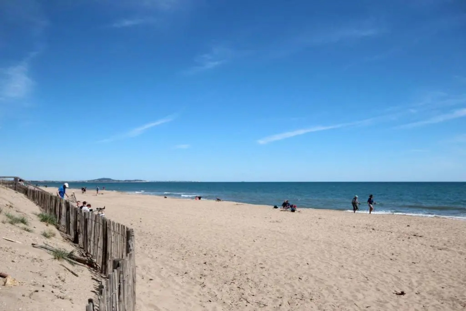 Belle villa 2 chambres terrasse sud parking privatif dans résidence sécurisée avec piscine commune 800 m de la mer LRCS61