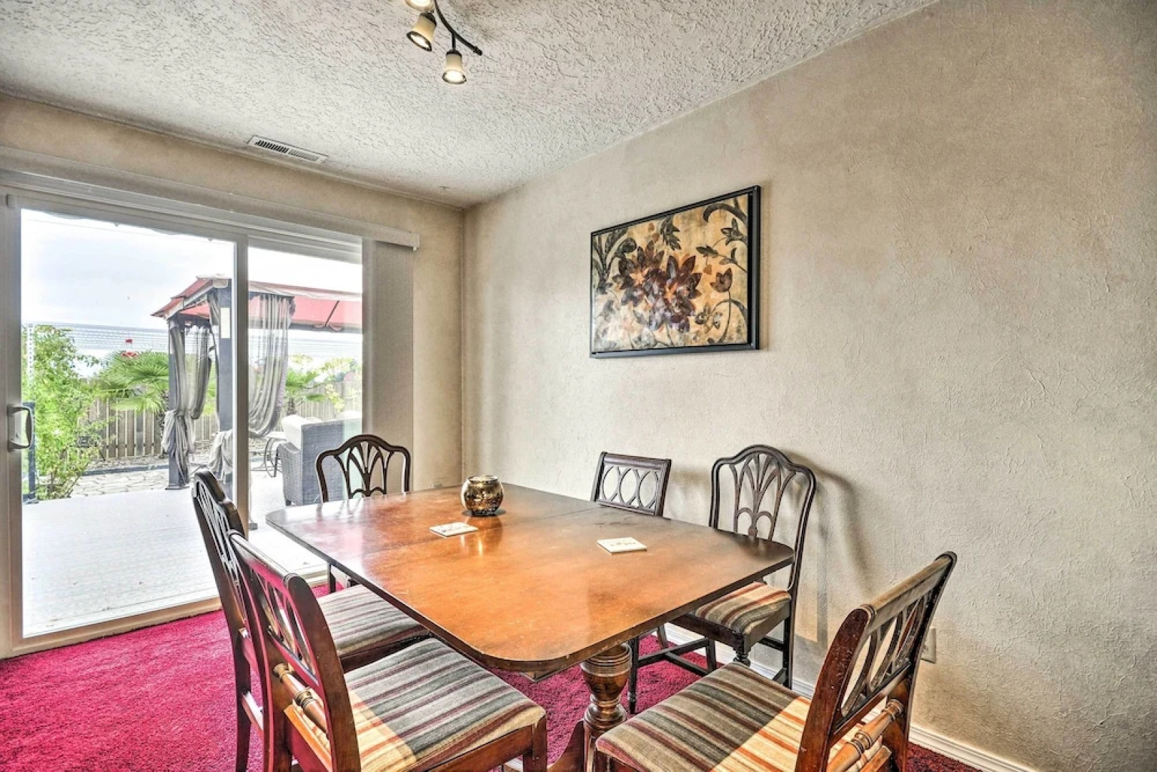 Vancouver Home w/ Hot Tub < 15 Mi to Portland!