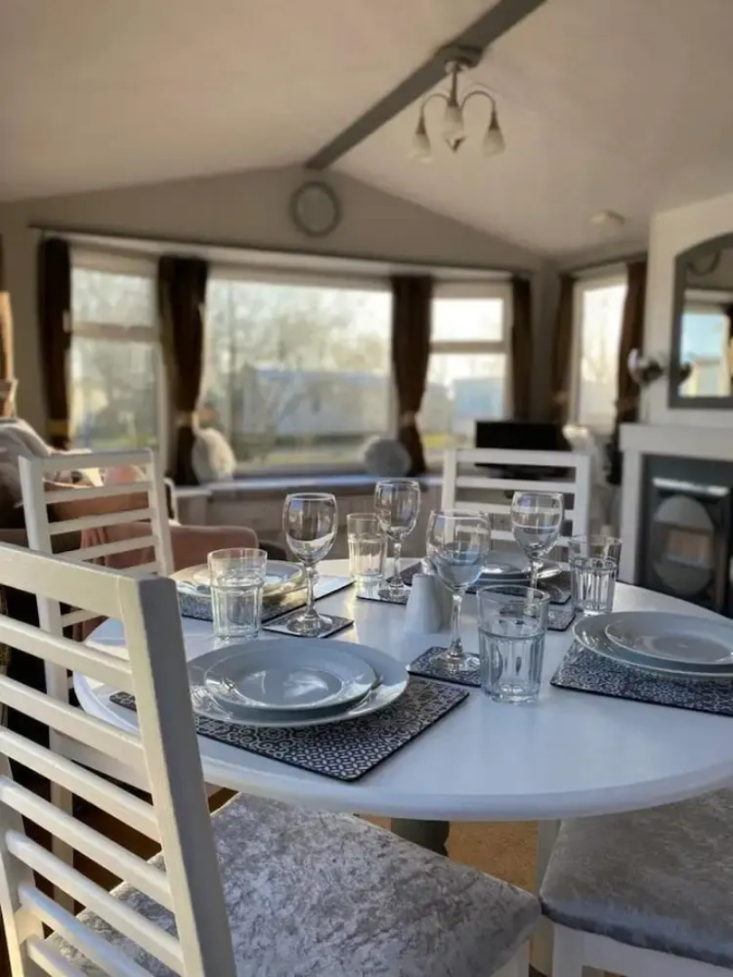 Immaculate 2-bed Static Caravan Near the Lake