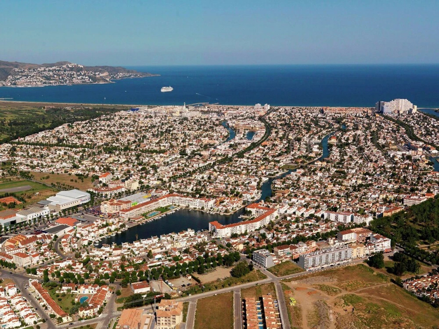 Peaceful Holiday Home with Private Pool in Empuriabrava