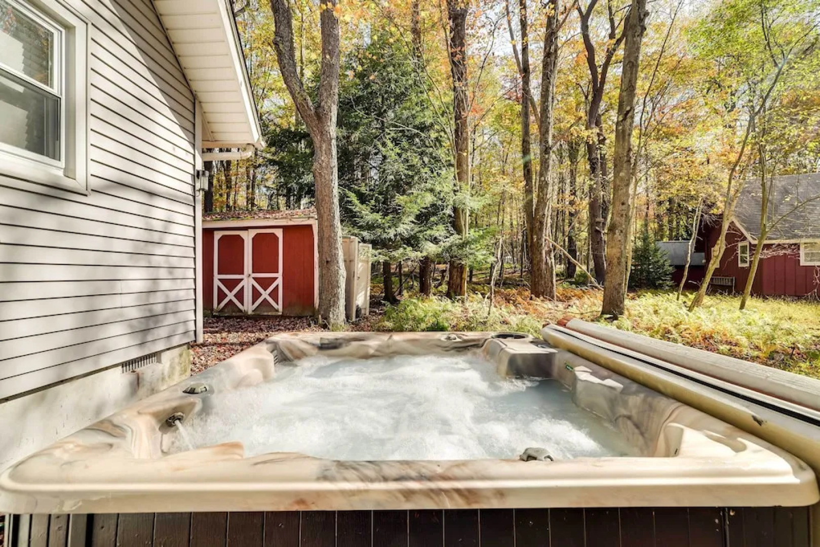 Pet-friendly Cabin w/ Hot Tub in Pocono Lake!