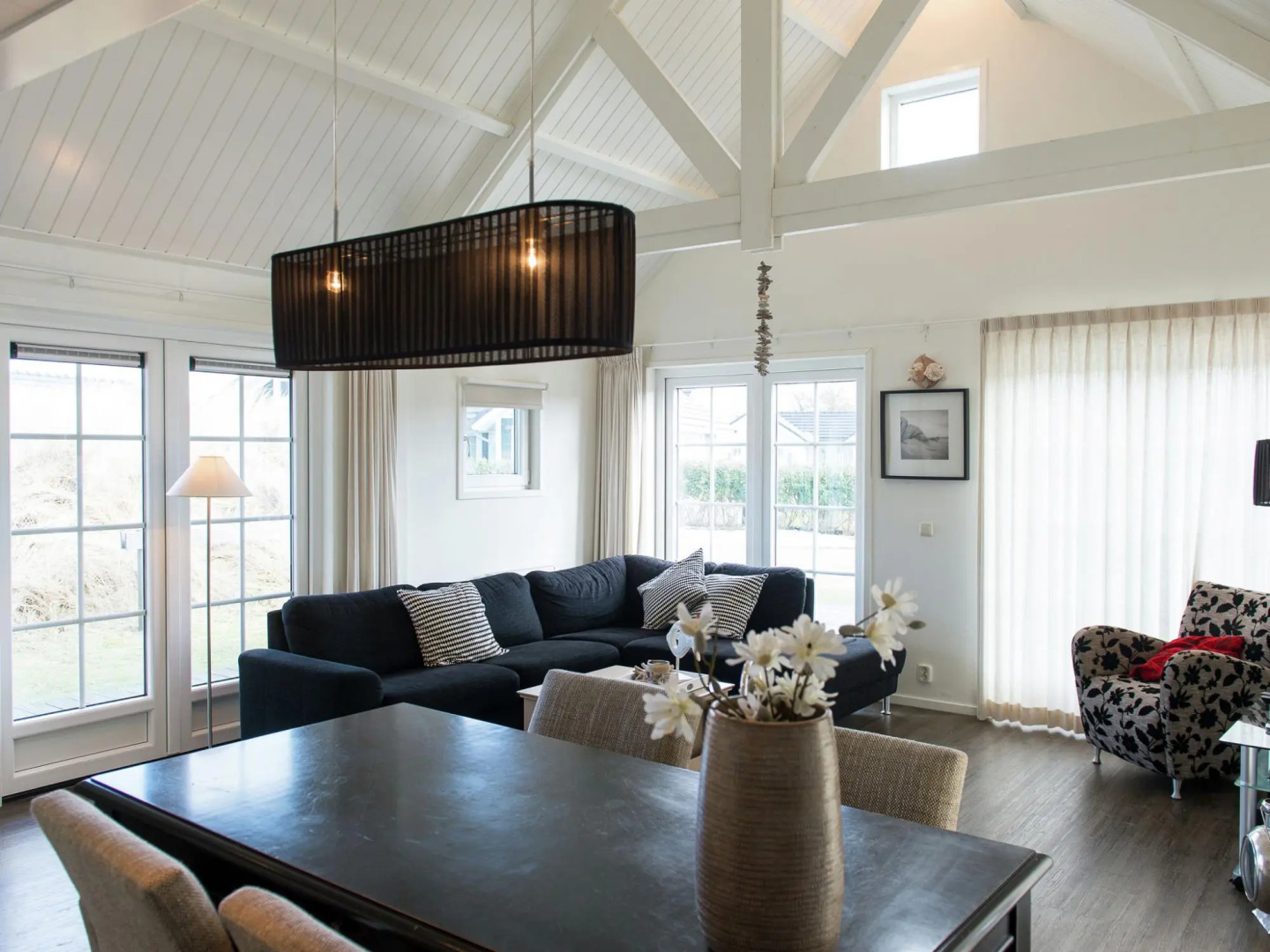 Thatched Holiday Home With two Bathrooms Near the Sea