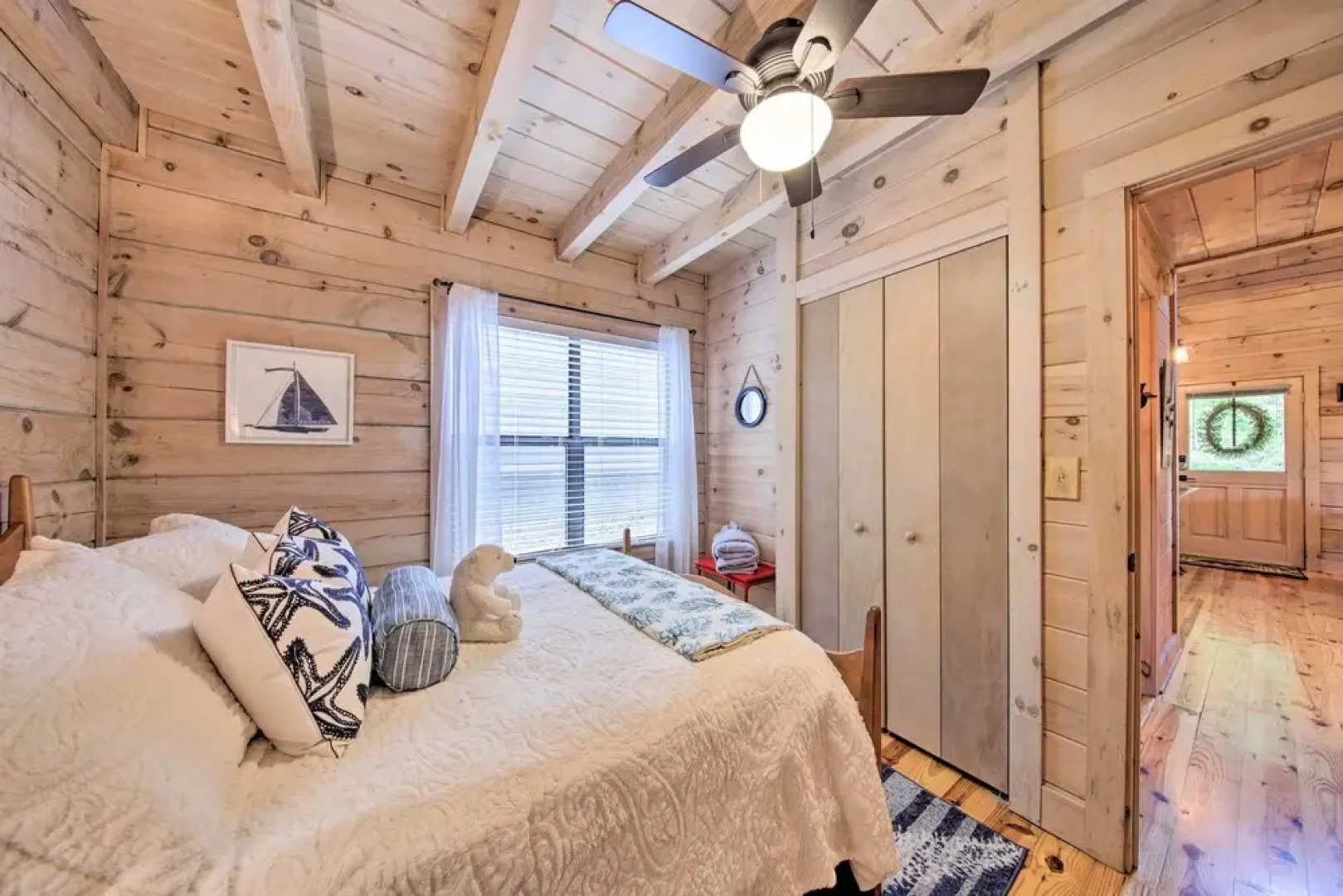 Treetop Hideout w/ Long-range Mountain Views!