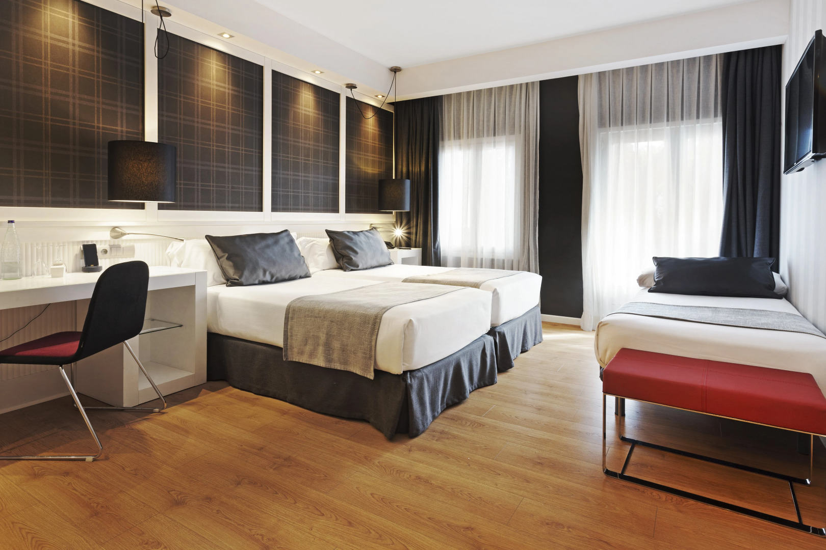 Отель Catalonia Reina Victoria