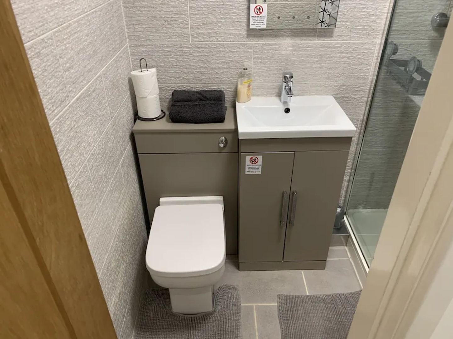 Stylish and Immaculate 2-bed Apartment in Leigh