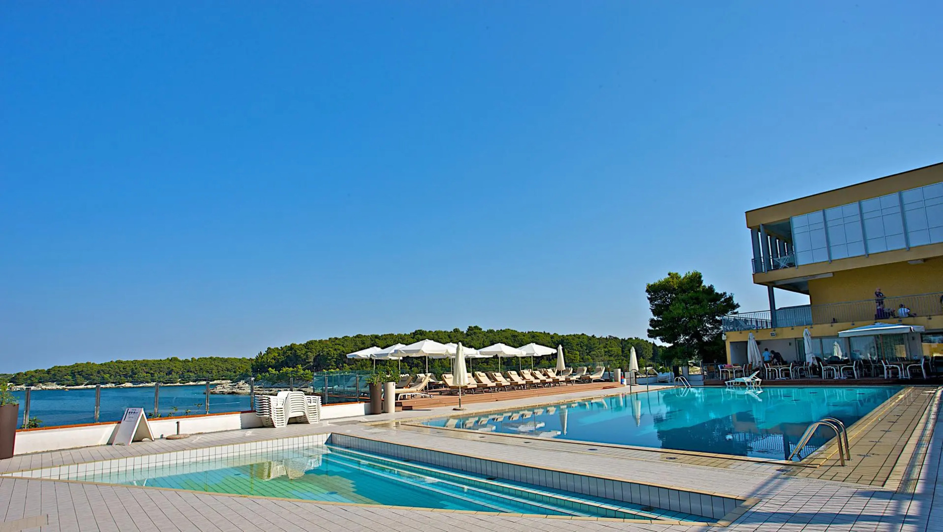 Splendid Golden Rocks Resort