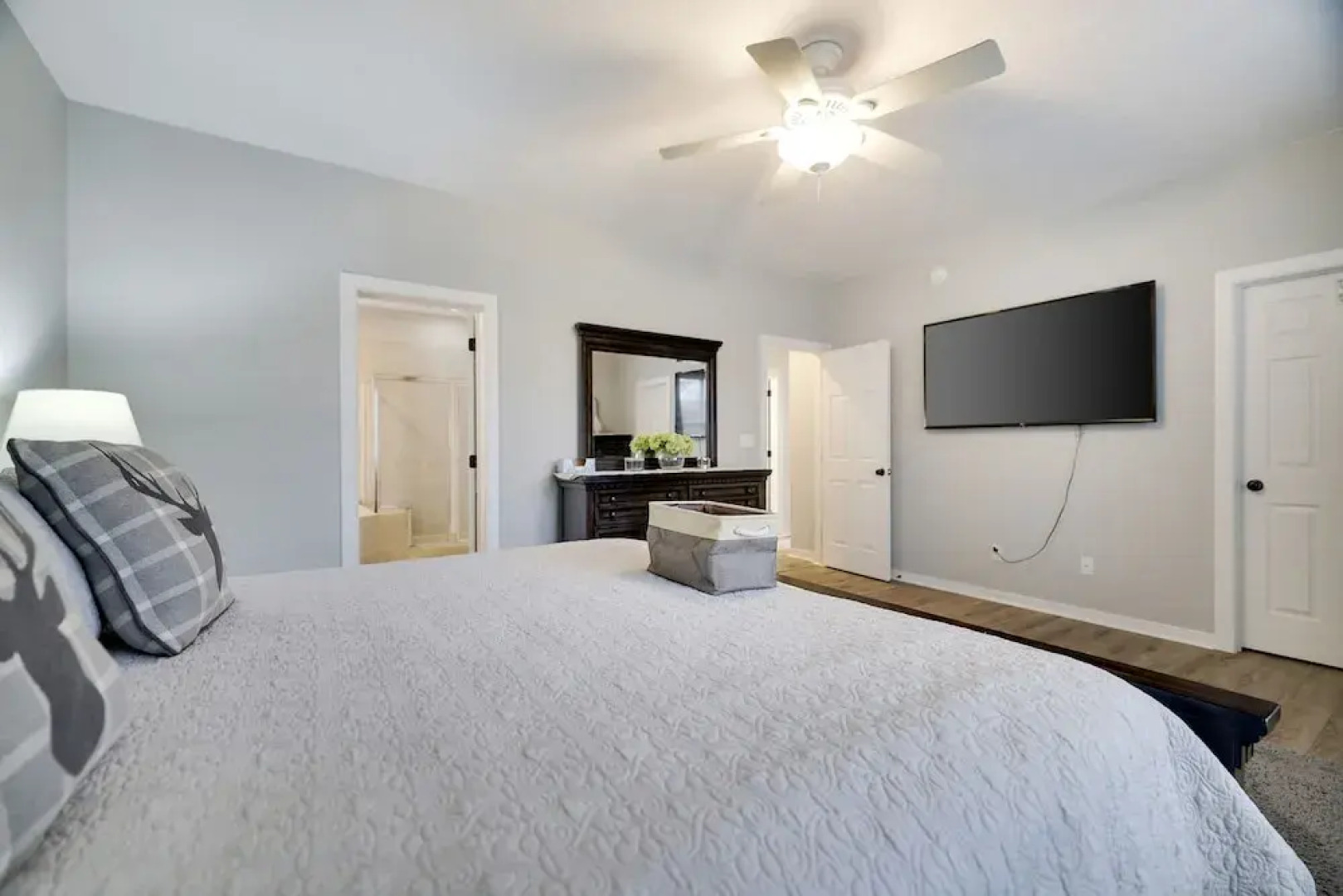 The Nest at Pinecrest by Avantstay Hot Tub Spacious Deck Game Room Fire Pit