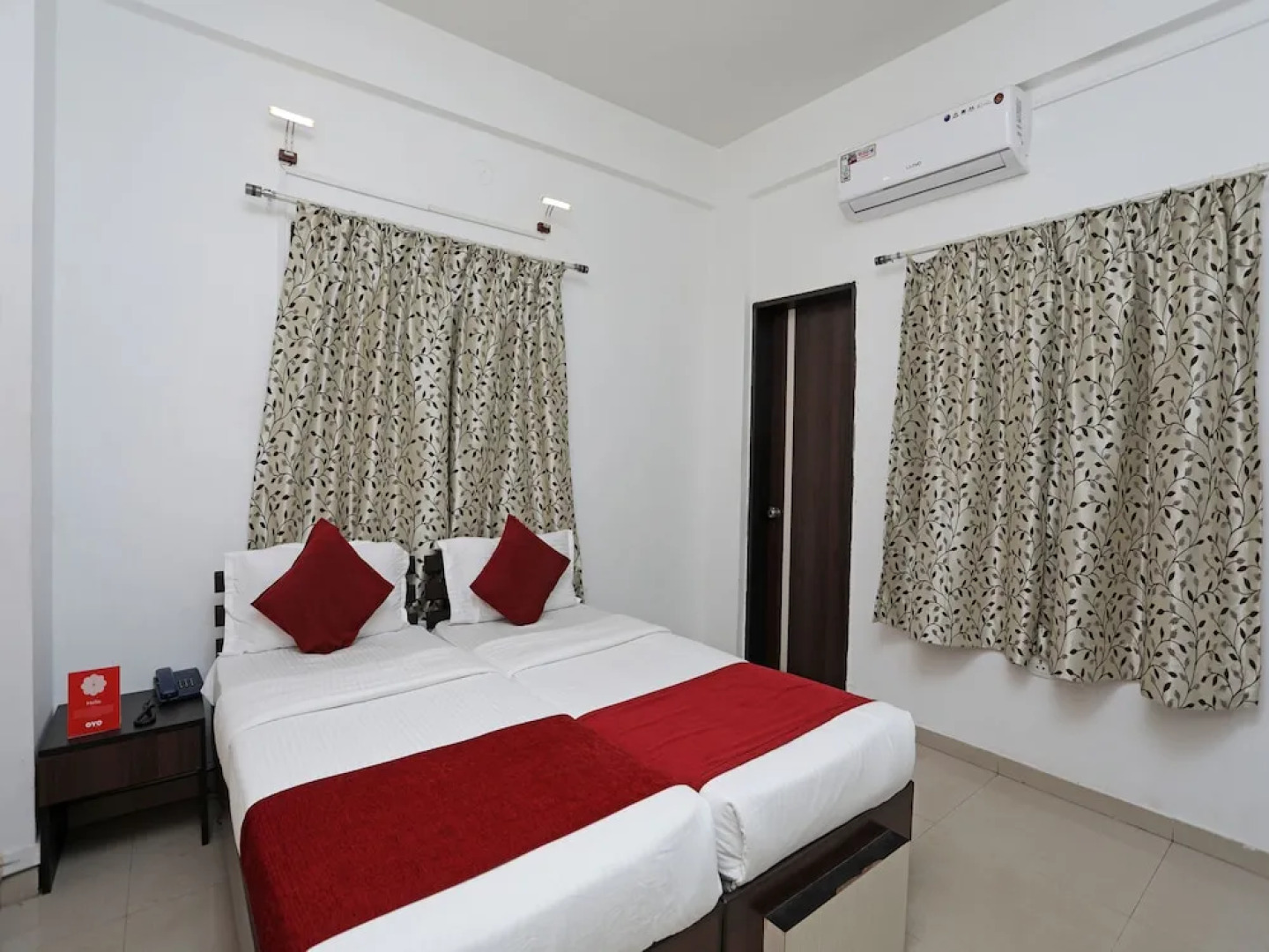 OYO 8996 Hotel Pioneer