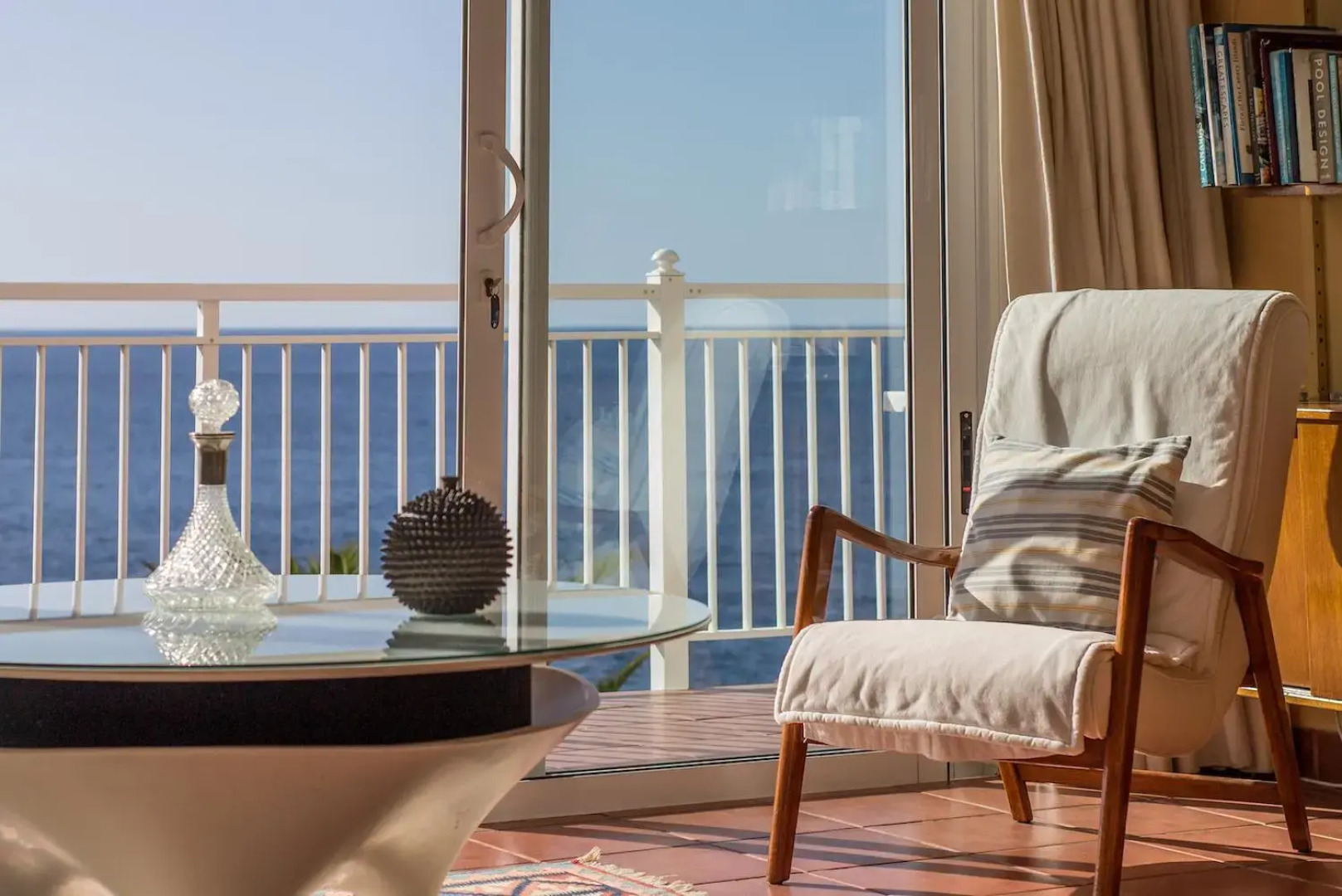 Villa in protected space in front of the sea