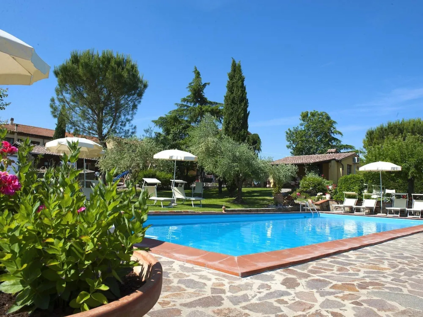 Cozy Holiday Home in Castiglion Fiorentino with Jacuzzi