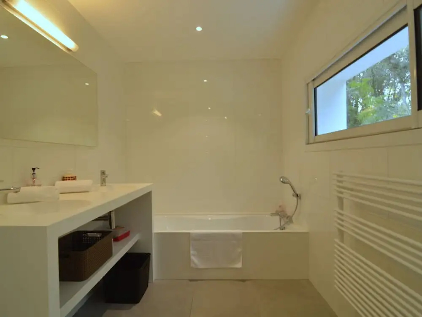 Villa With High-end Kitchen, Jacuzzi & Pool in Longeville sur mer