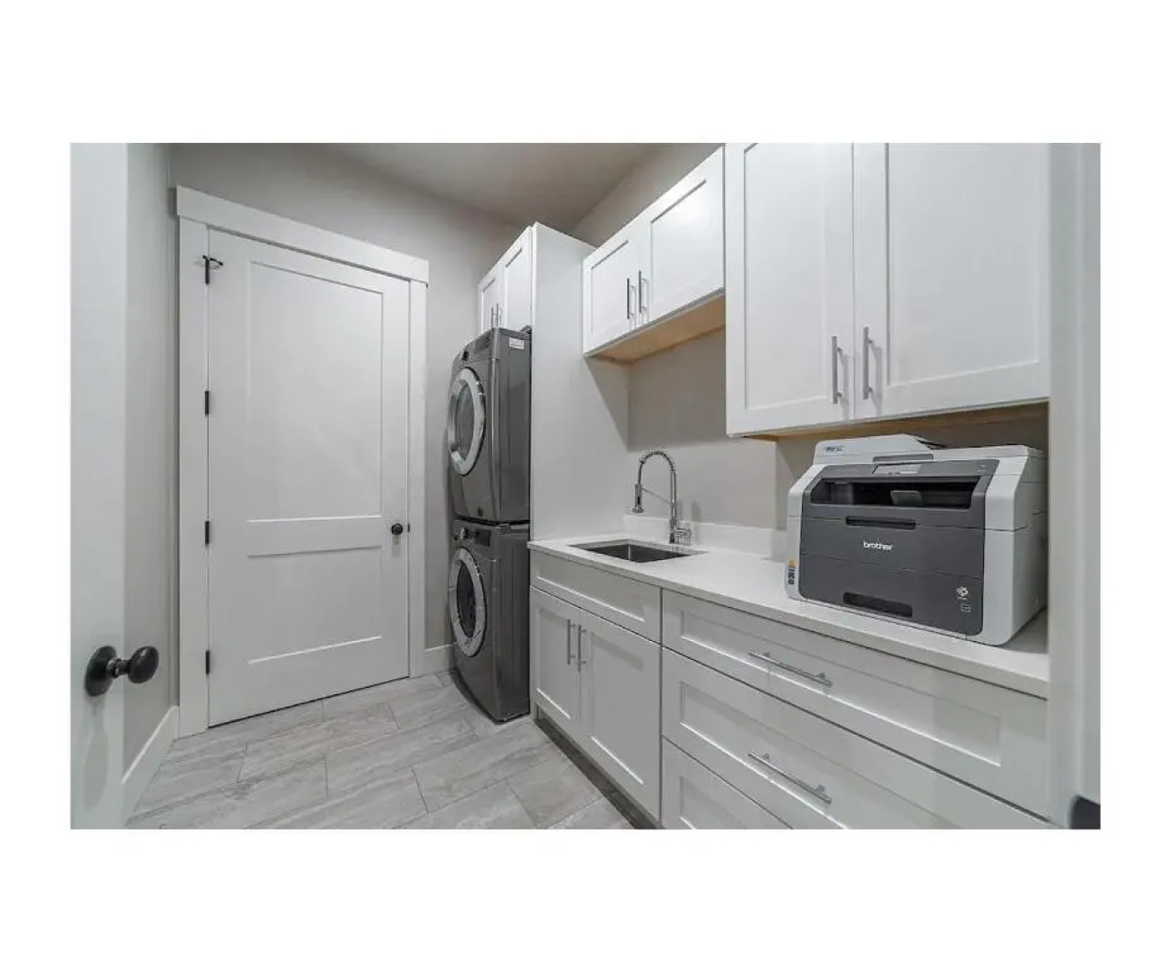 Premium 4BR/3.5B modern home near beach, skiing and downtown. Ping pong + bikes.