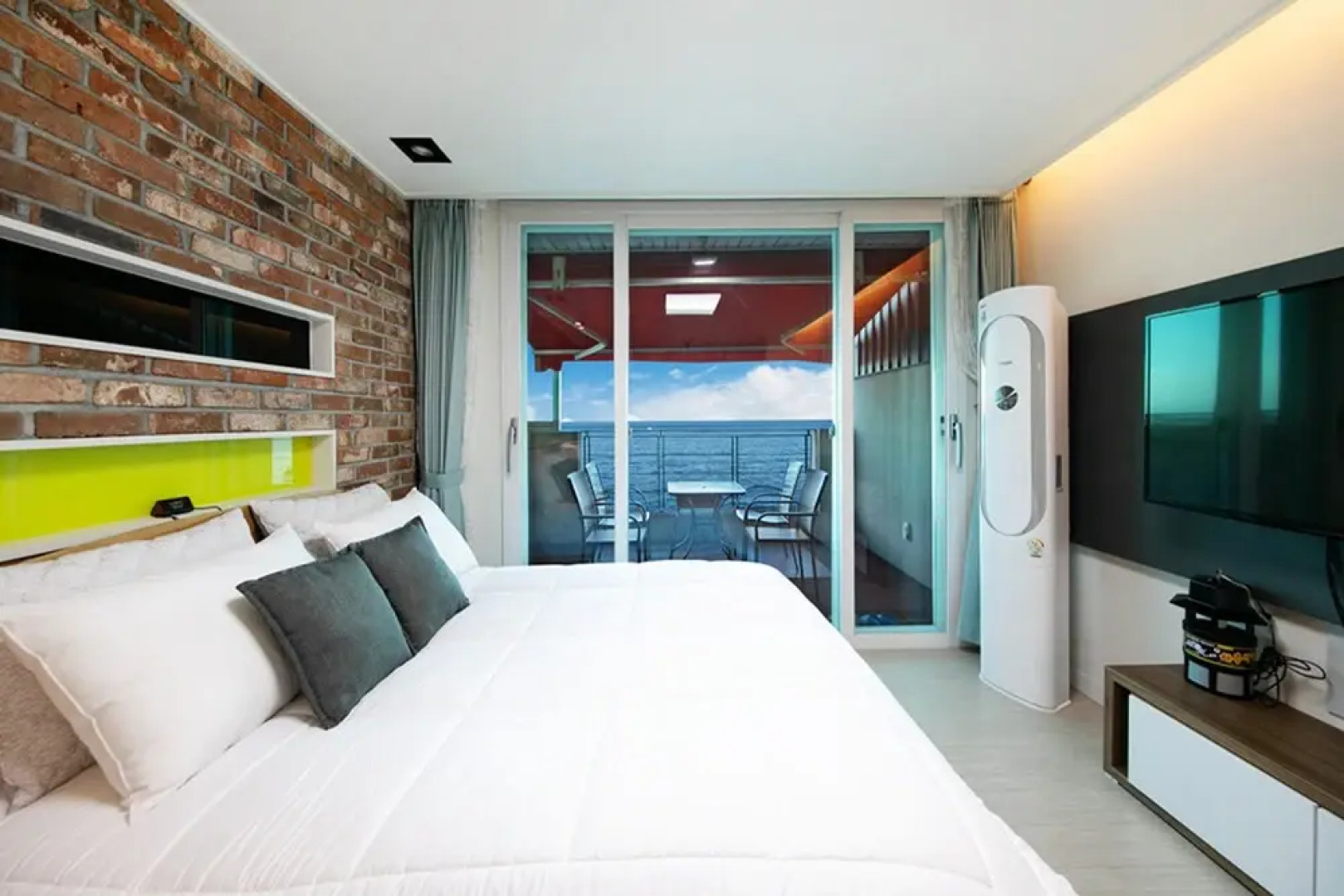 Pohang Couple Stone Pension