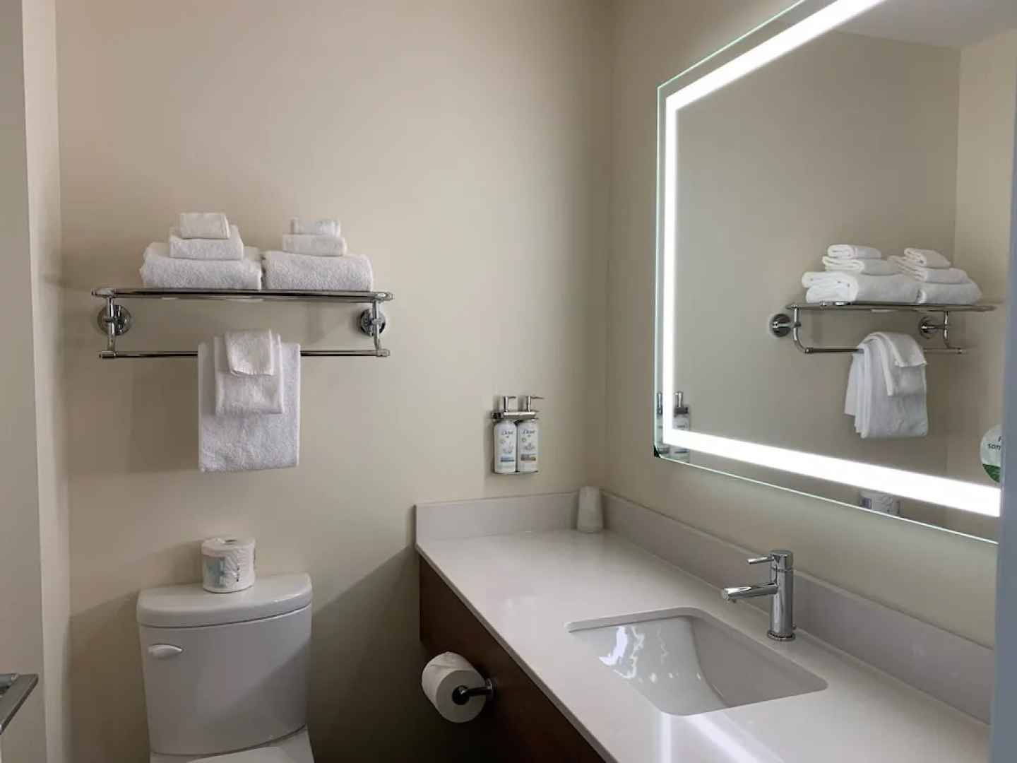 Elk Lake Inn & Suites Victoria