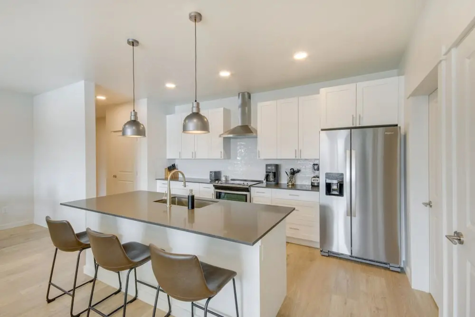 Livingston Condo w/ Balcony - 2 Mi to Downtown!