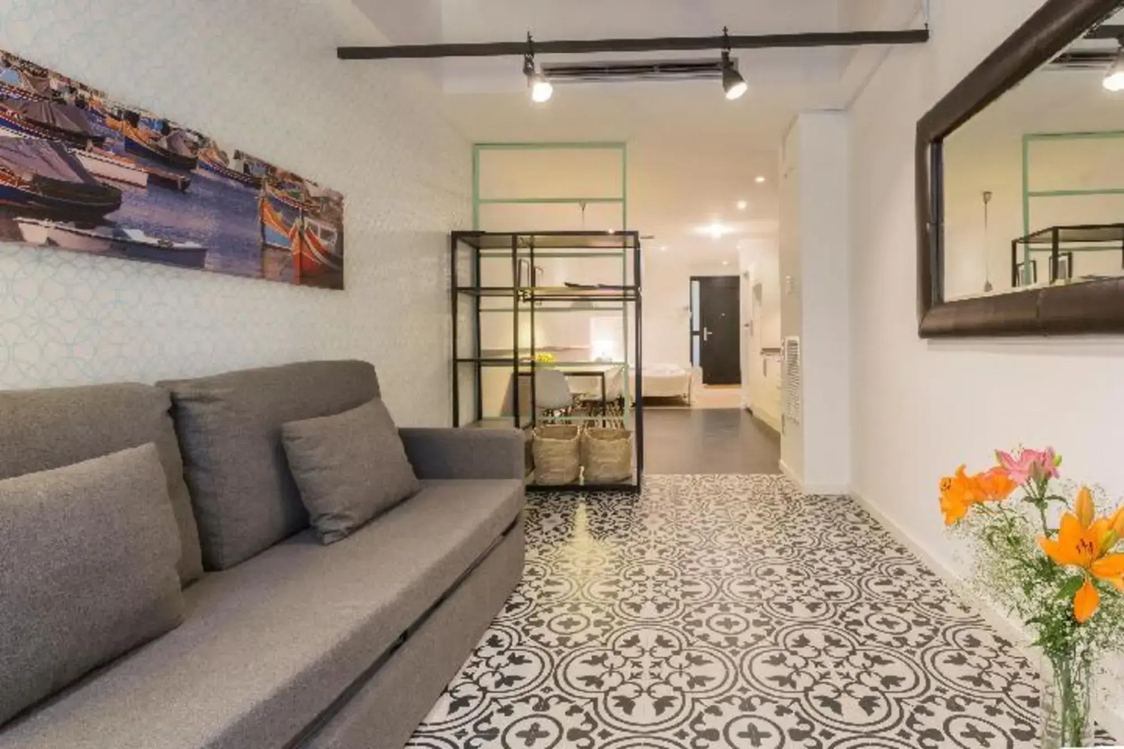 Liceu Apartments by gaiarooms